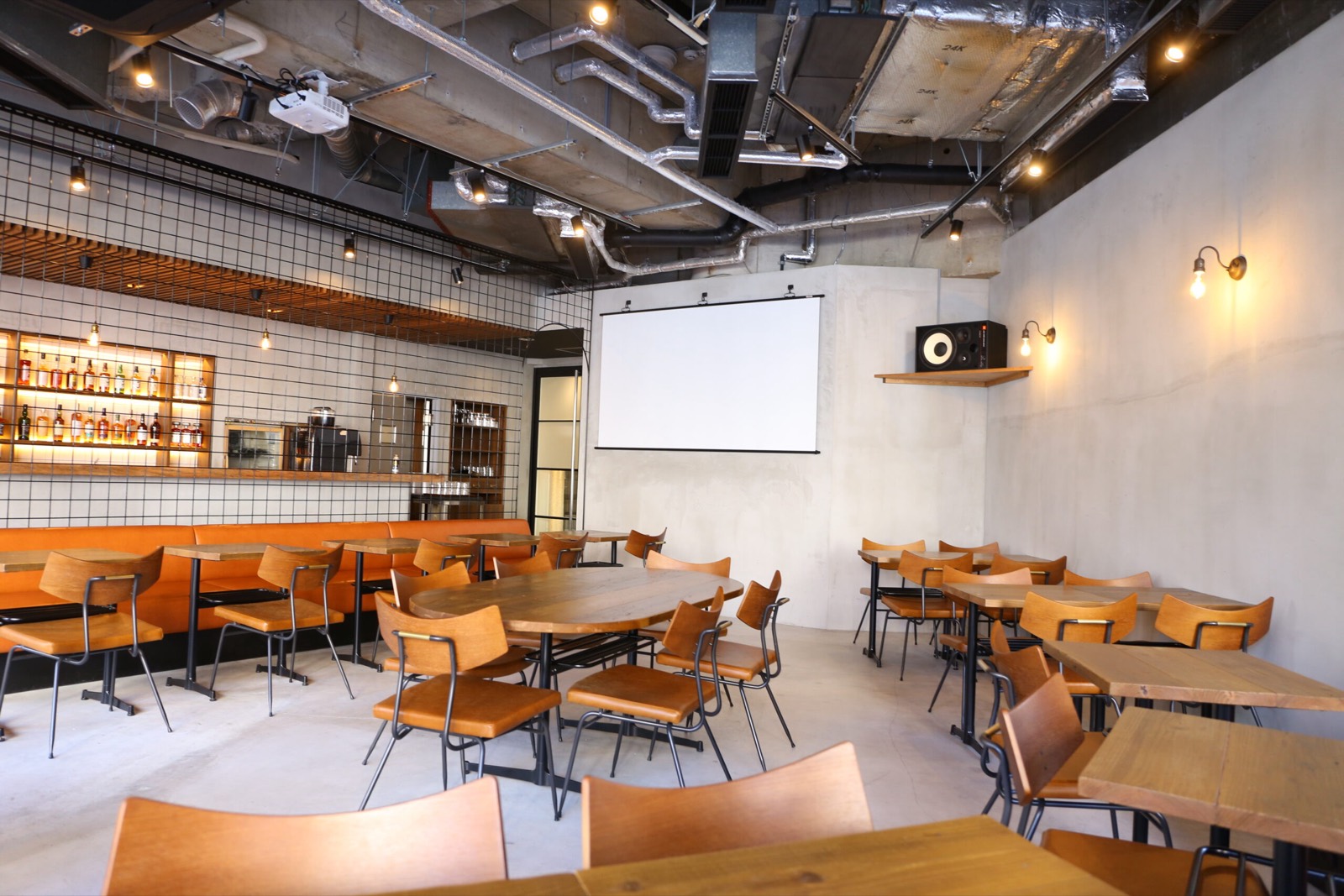 101 店内のテーブル席