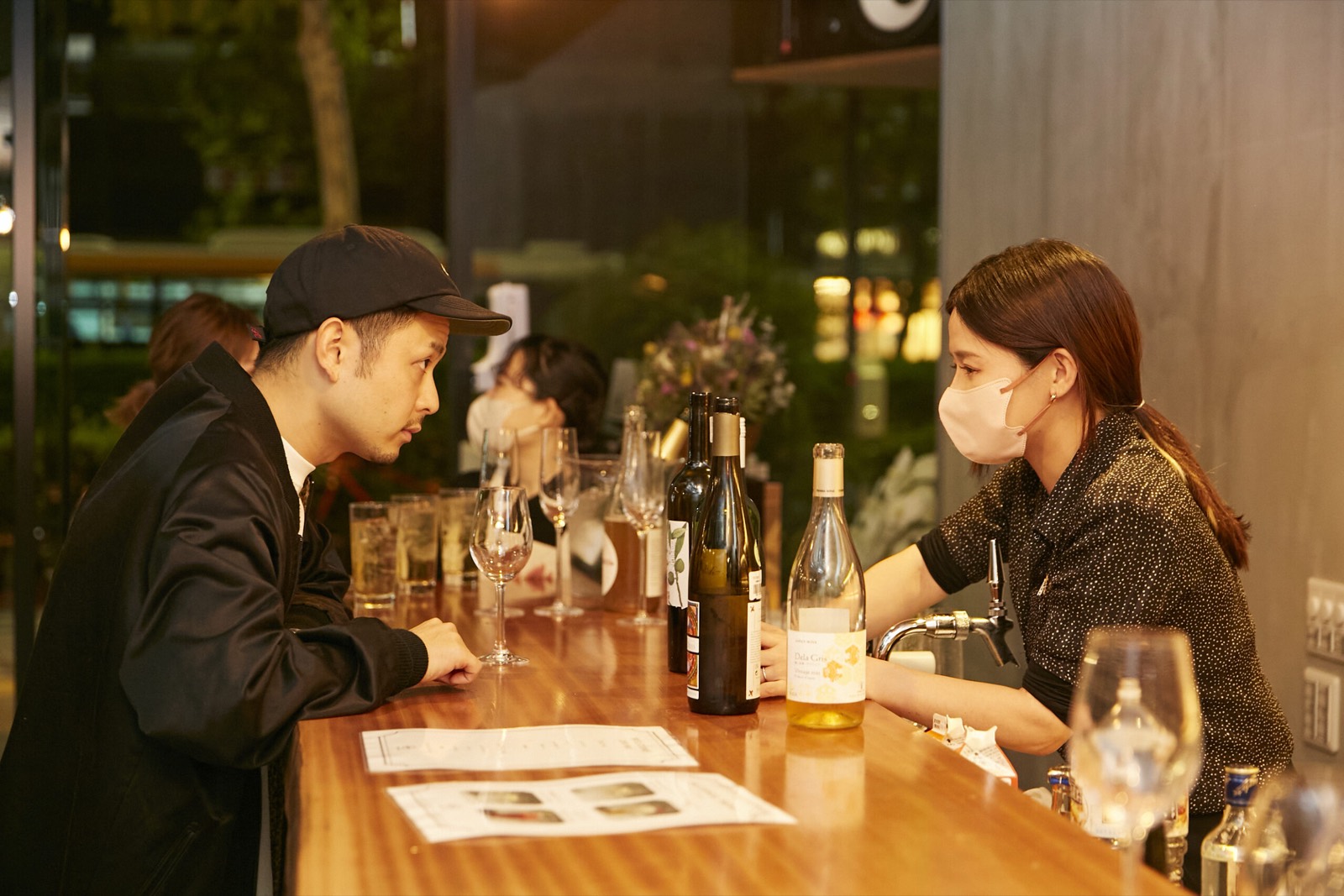窓際の席で乾杯